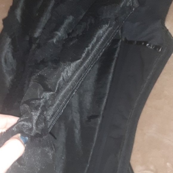 Elegant Black Ruffled Corset - Picture 6 of 9